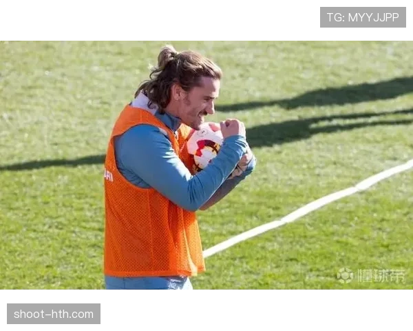 揭秘格列兹曼赛前准备流程，展现职业球员专注与努力