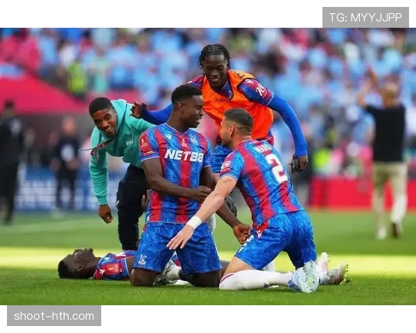 曼联快撑不住了：豪门光环褪去，问题彻底藏不住